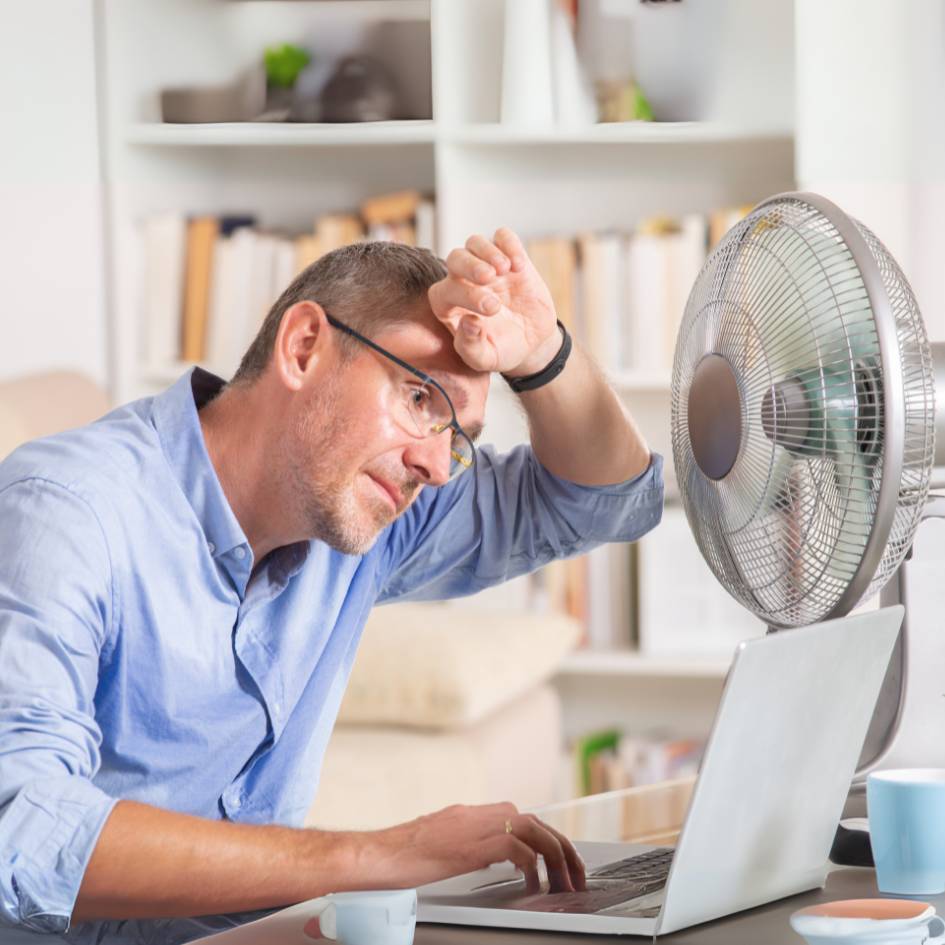 calor em teresina, homem trabalhando com notebook e ventilador 